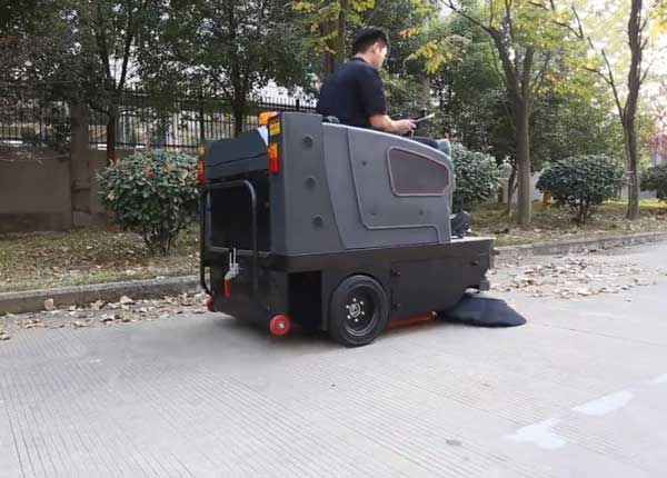 怎樣選擇小型電動掃地車(圖1) 怎樣選擇小型電動掃地車
